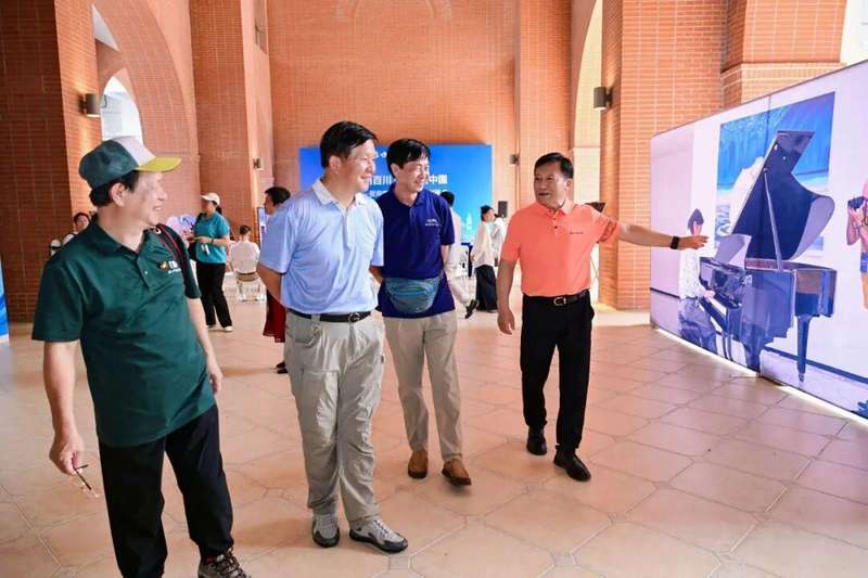 影像技术深度赋能文化表达:海南大学摄影文创展的创新实践与技术突破 文化旅游 影像技术深度赋能文化表达:海南大学摄影文创展的创新实践与技术突破 文化旅游